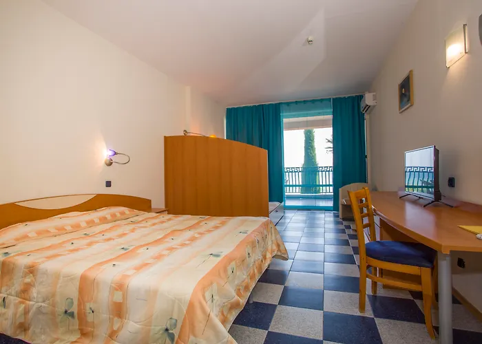 Royal Bay Елените